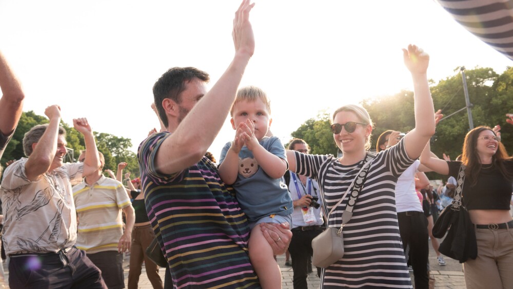 Performances put on at the Brandenburg gate for watching families.